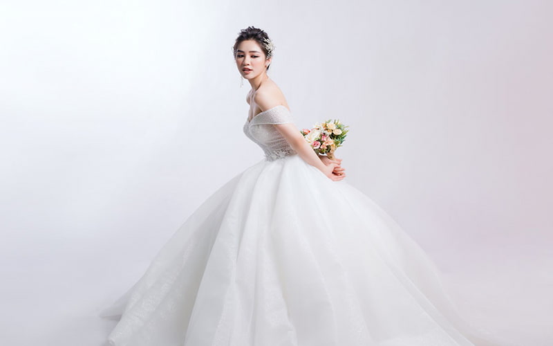 Áo cưới cúp ngực : Mặc váy cưới làm sao để cô dâu xinh đẹp nhất ?