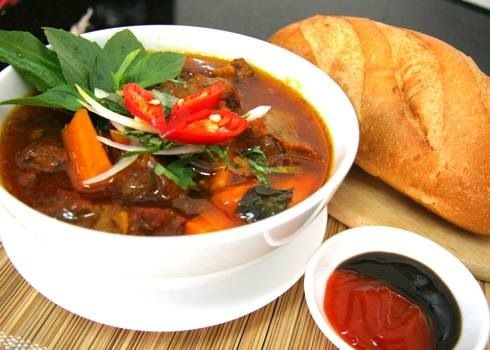 Bò kho ăn kèm với bánh mì