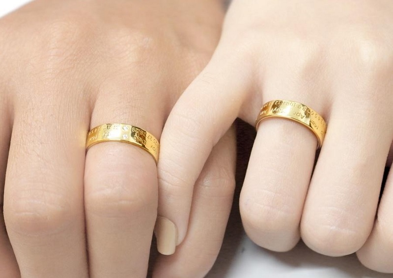 con gái đeo nhẫn cưới tay nào