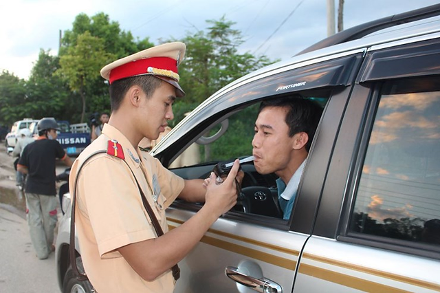 mức phạt nồng độ cồn Đối với người điều khiển xe ô tô