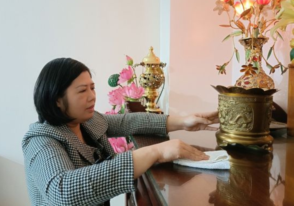 lau dọn nơi thờ cúng Thần Tài